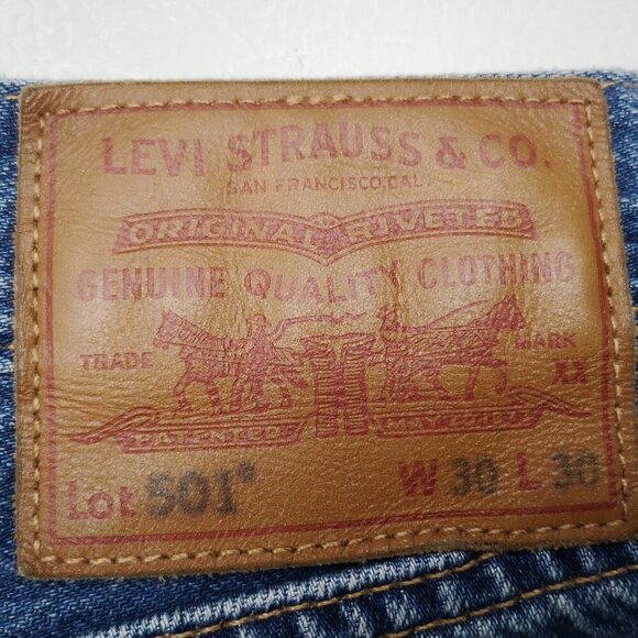 Levi's 501 Men's Size 30/30 Medium Wash Button Front Closure Blue Jeans - Picture 1 of 12